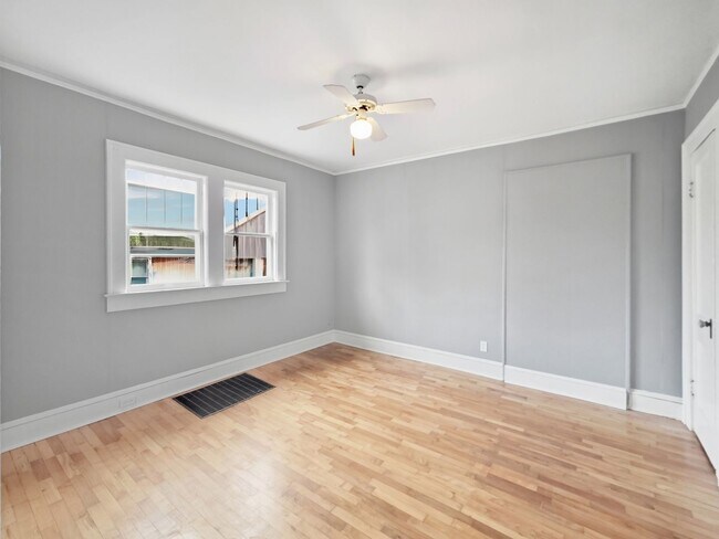 Building Photo - Charming East Point Duplex with Modern Updates & Private Yard - Housing Vouchers accepted