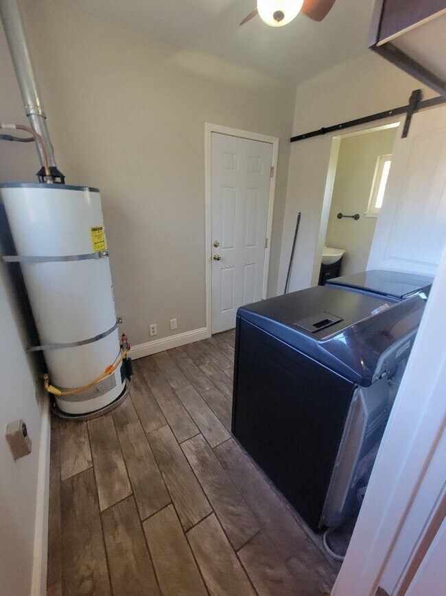 Building Photo - "Charming 3-Bed, 1.5-Bath home