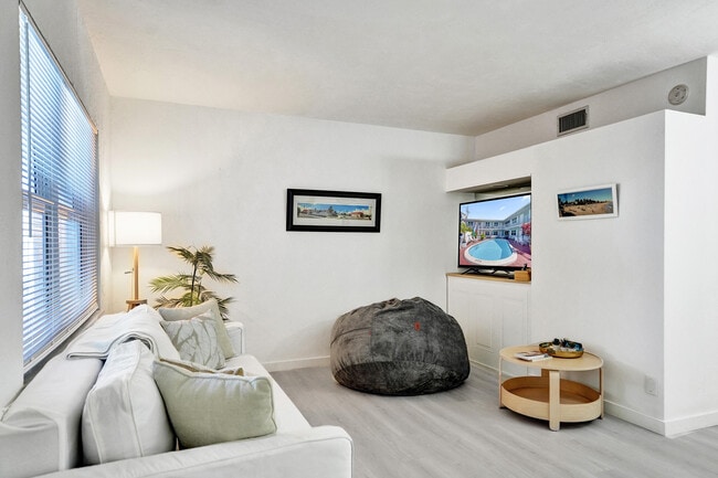 Building Photo - 4658 Bougainvilla Dr