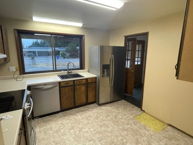 Building Photo - Spacious Single Story 3 Bedroom Home in To...