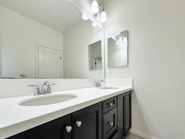 Building Photo - Beautiful 3B/2.5BA Townhome in 4S Ranch!