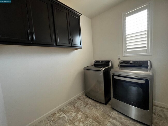 Building Photo - 742 Iris Dr