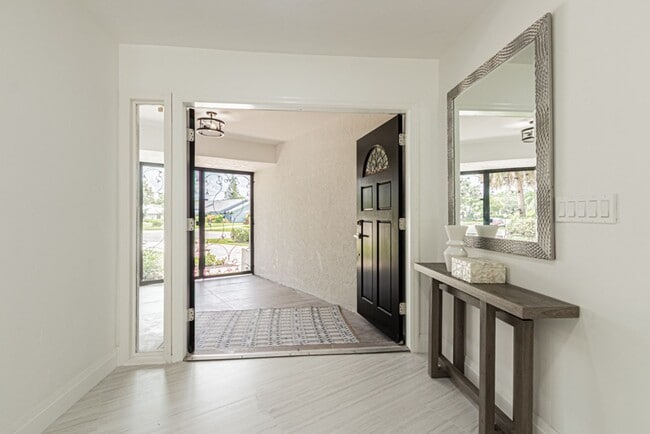 Building Photo - Newly Renovated 3 Bedroom Pool Home in Des...