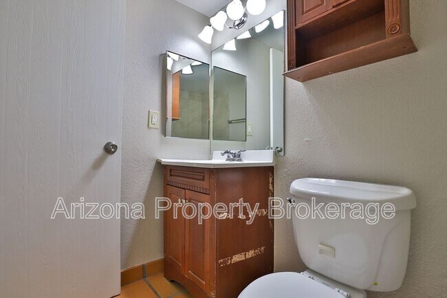 Building Photo - 851 E Cochise Dr