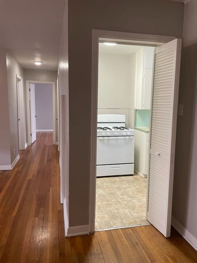 Building Photo - Charming 2-bedroom, 1-bathroom apartment!