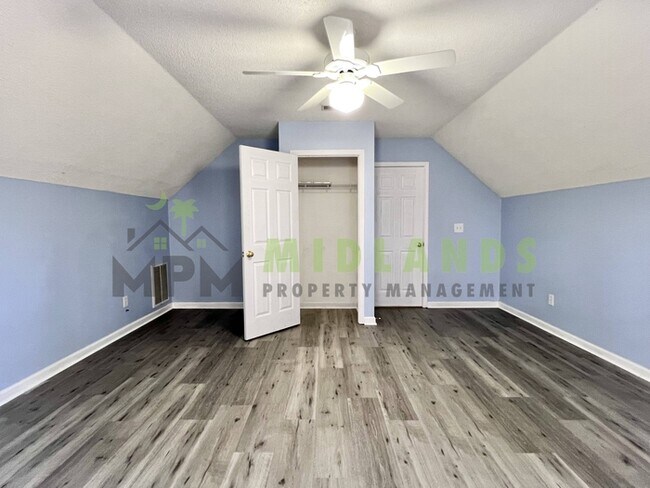 Building Photo - 523 Whitewater Dr