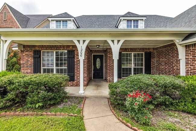 Building Photo - Welcome to this gorgeous home in the highly desirable Eddington Place neighborhood!