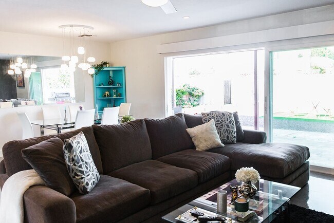 Building Photo - Gorgeous Fully Furnished 3 Bd 2 Bath Vacat...