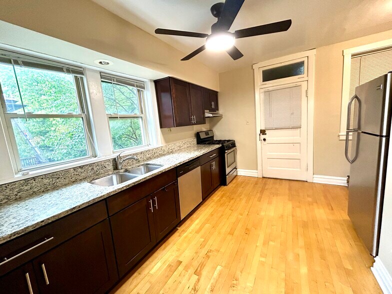Kitchen - 425 N Maple Ave