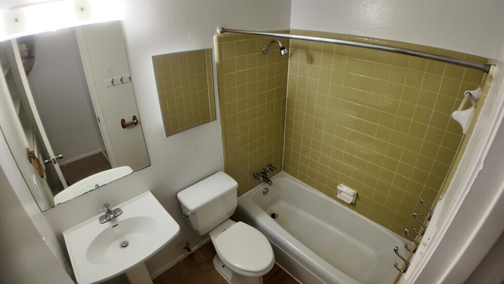 Building Photo - 8616 Putnam Dr