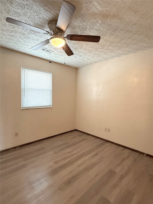 Building Photo - 304 Estate Dr