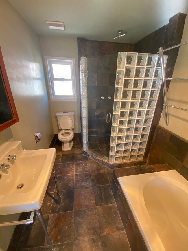 Building Photo - Modern Townhome with Gorgeous City Views – Prime Thousand Oaks Locati