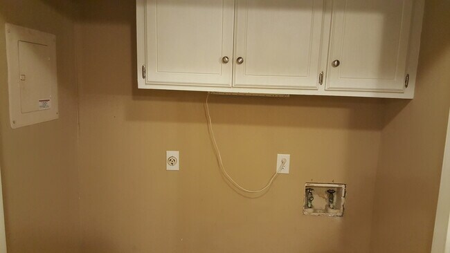 Building Photo - 1901 E Lindsey St