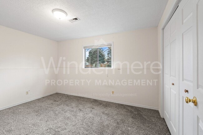 Building Photo - Beautiful Family Home ! Spring Special !! 50% Off first months rent.