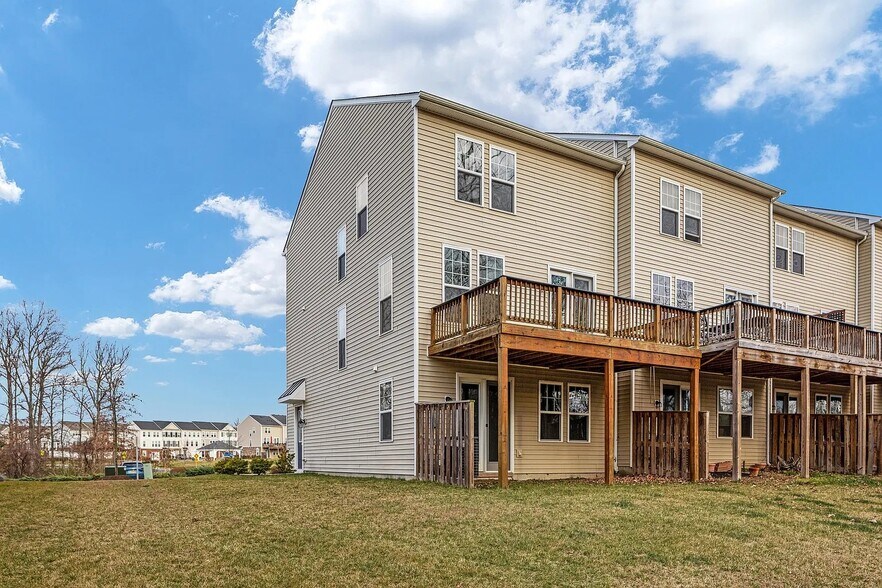 Building Photo - 148 Solara Dr