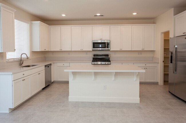 Building Photo - 6049 Red Sun Dr