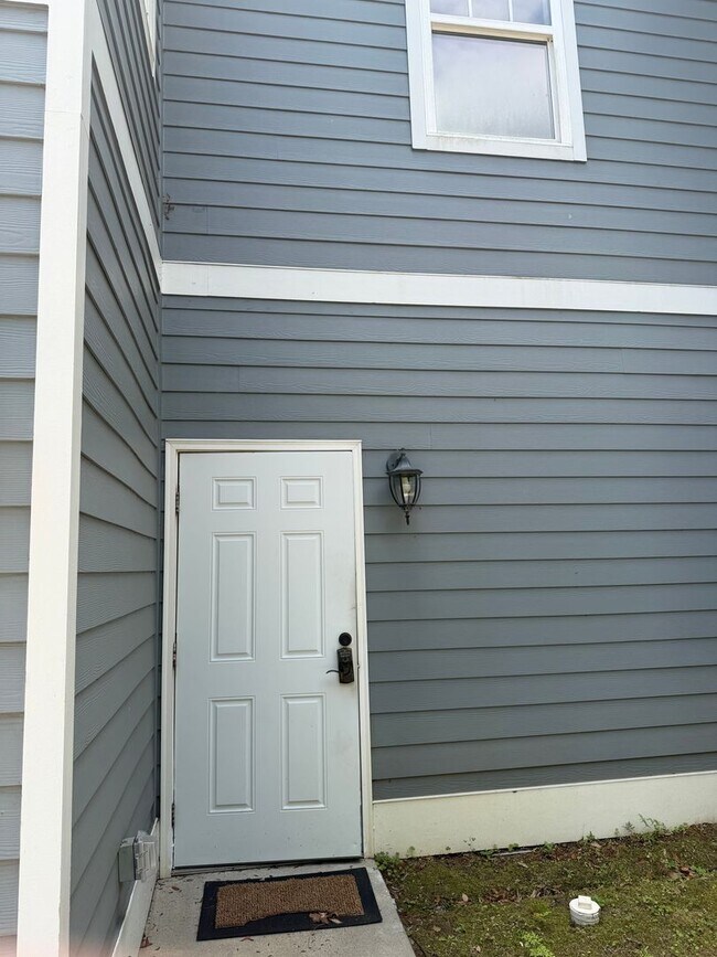 Building Photo - 1/1 APARTMENT BY DOAK CAMPBELL WITH SMALL YARD