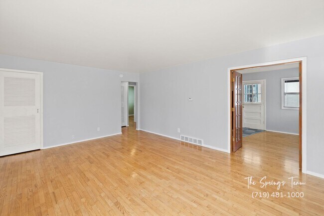 Building Photo - CHARMING WESTSIDE 2BD HOME with A/C