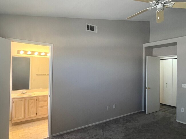 Building Photo - 2 bed, 2 bath condo located in gated community w/lush landscaping, 2 pools, spas, BBQ areas & clu...