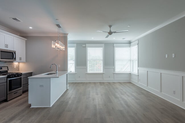 Building Photo - 6 Sanctuary Ct