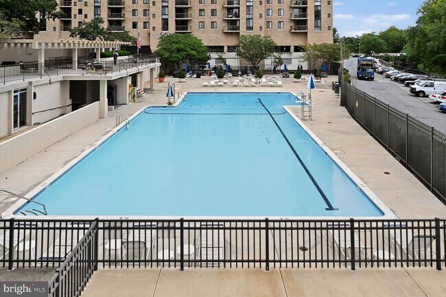 Building Photo - 4600 S Four Mile Run Dr