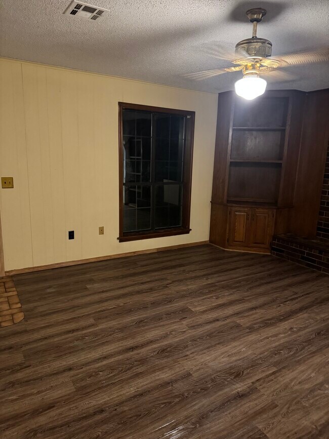 Building Photo - 323 S Shurley St
