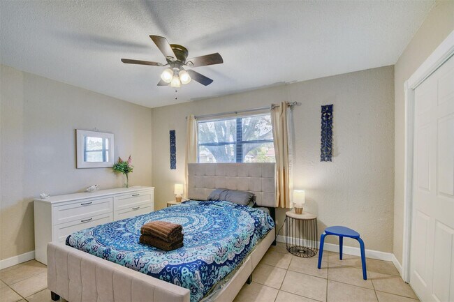 Building Photo - 101 SW 10th Ave