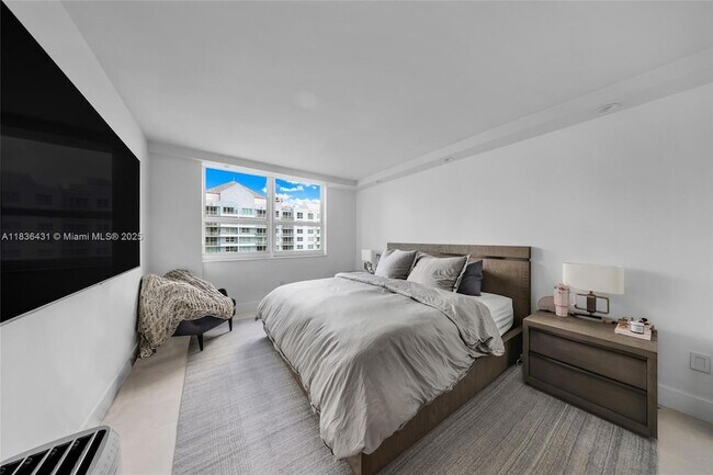 Building Photo - 1155 Brickell Bay Dr