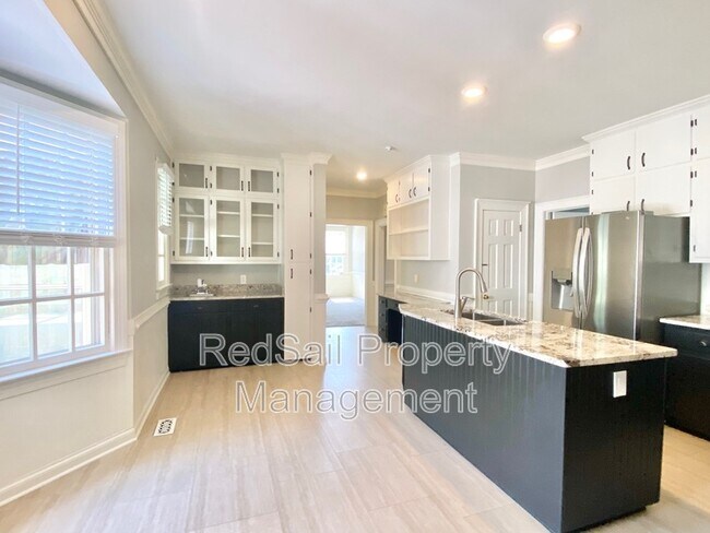 Building Photo - 3928 Oak Dr E