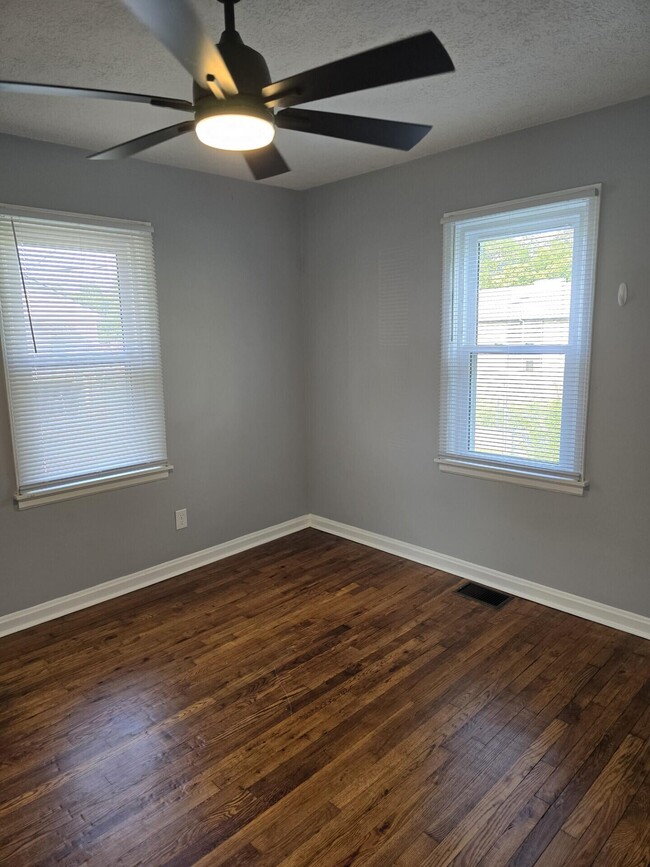 Building Photo - 204 S Robbins Ct