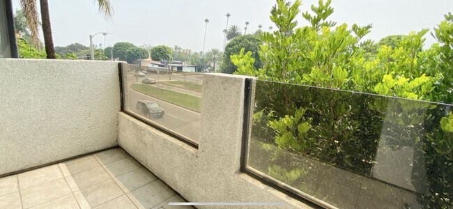 Building Photo - 316 N Oakhurst Dr