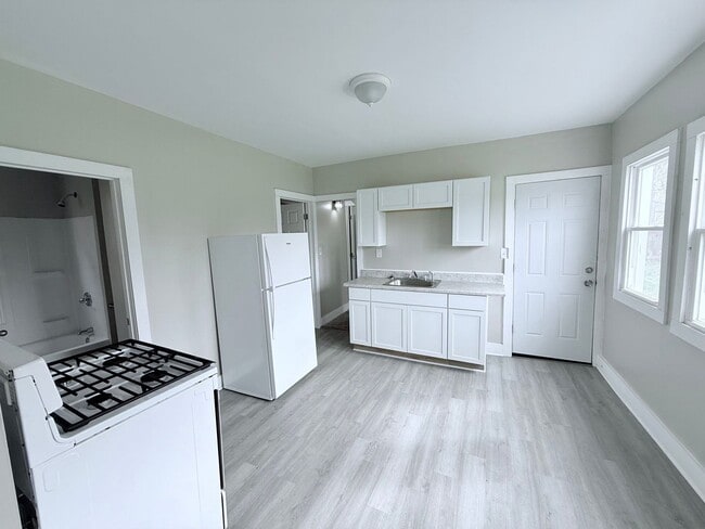 Building Photo - 1427 E 92nd St