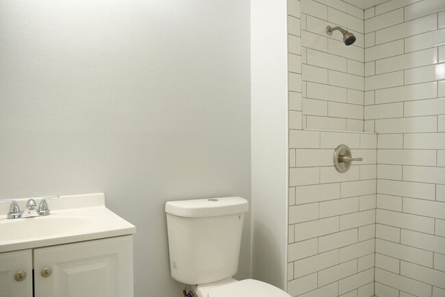 Building Photo - Spacious 2 Bedroom 2 Bath with Garage Avai...