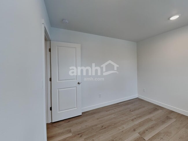 Building Photo - 4823 85th Dr NE