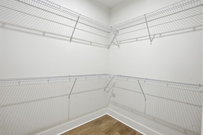 Building Photo - Spacious 3 Bedroom Home with Bonus Suite i...