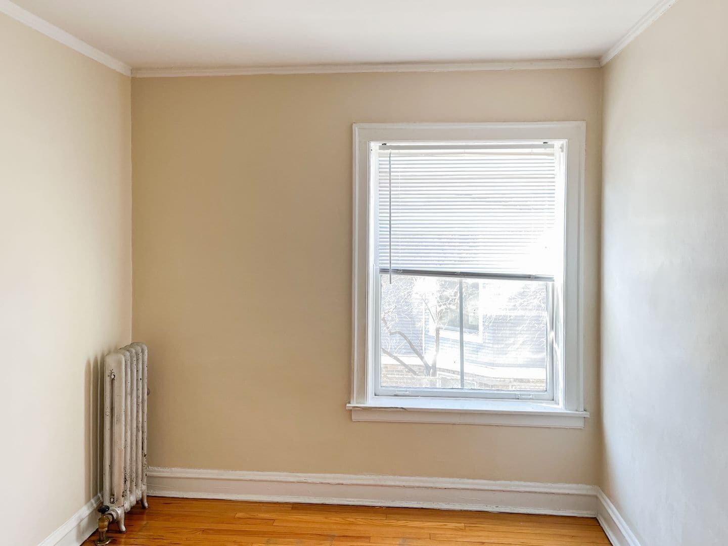 Building Photo - 1605 W Sunnyside Ave