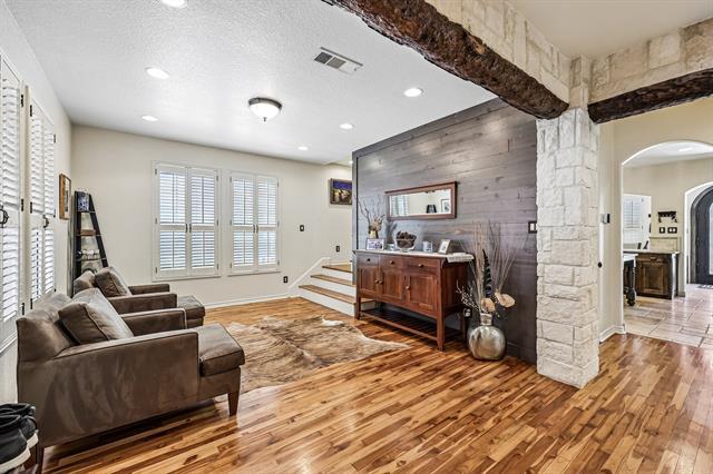Building Photo - 221 N Lucas Dr