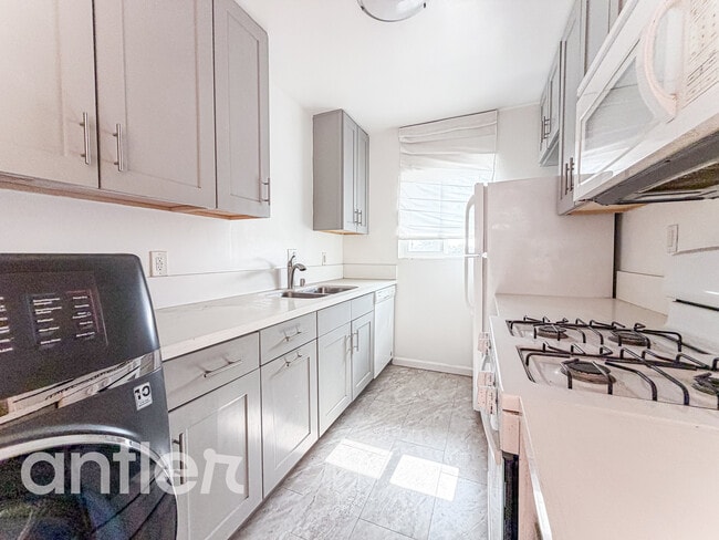 Building Photo - 7959 Romaine St