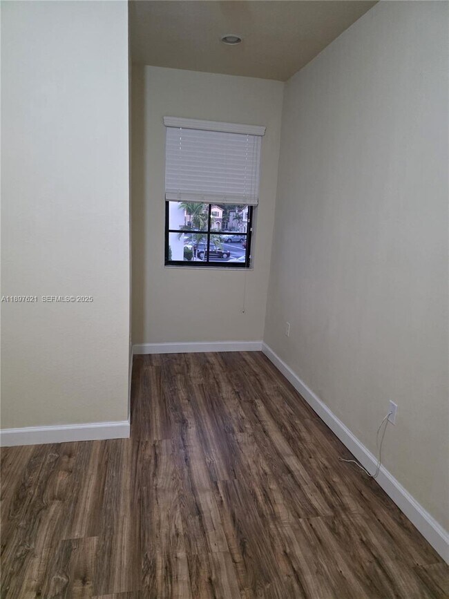 Building Photo - 528 SE 32nd Ave