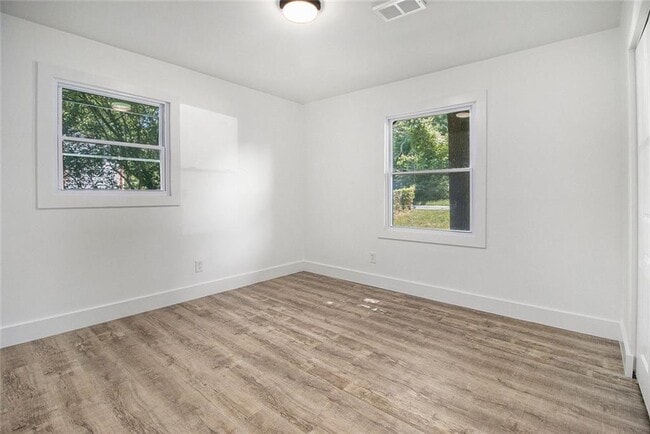 Building Photo - 1317 Redford Dr SE