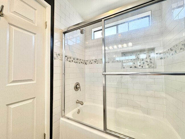 Building Photo - Modern 1BR in Valley Glen w/ Fireplace + Balcony