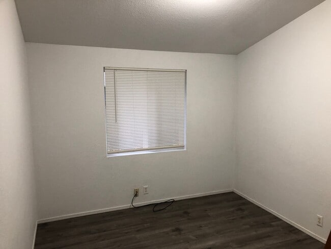 Building Photo - Large 4 Bedroom House in Sheridan