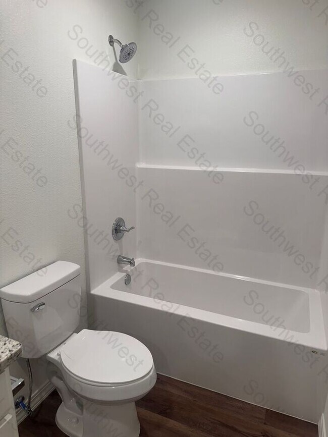 Building Photo - New Spacious 2 bedroom 2 bath Duplex.