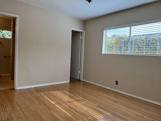 Primary bedroom, ensuite bathroom - 5450 Burnet Ave