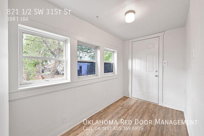 Building Photo - 821 1/2 SW 31St St-