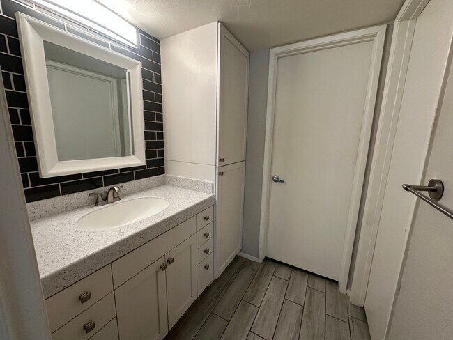 Building Photo - Charming 2 Bed 1 bath Condo
