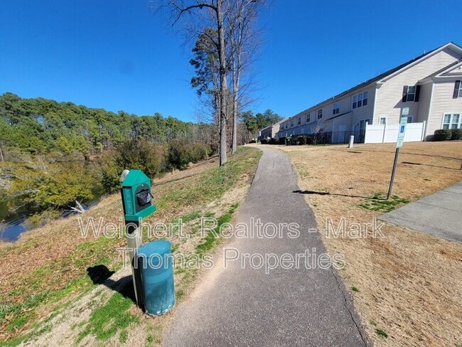 Building Photo - 100-251 Stratford Lakes Dr