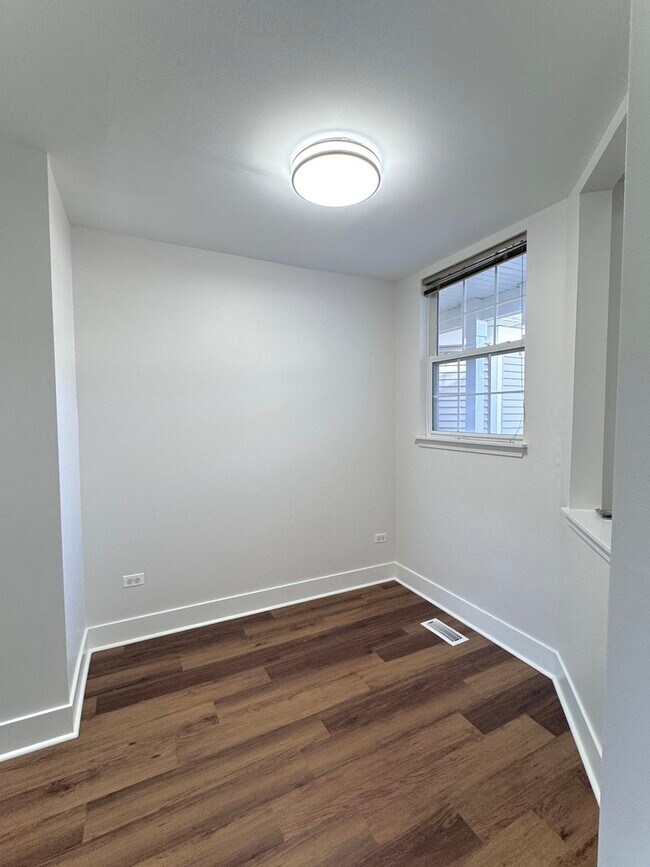 Building Photo - 2406 Sheehan Dr