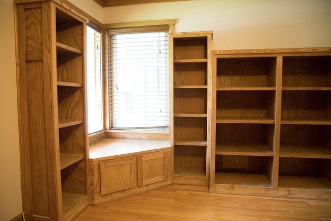 Building Photo - 9010 Linkmeadow Ln