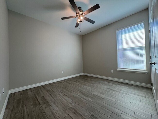 Building Photo - DCR602